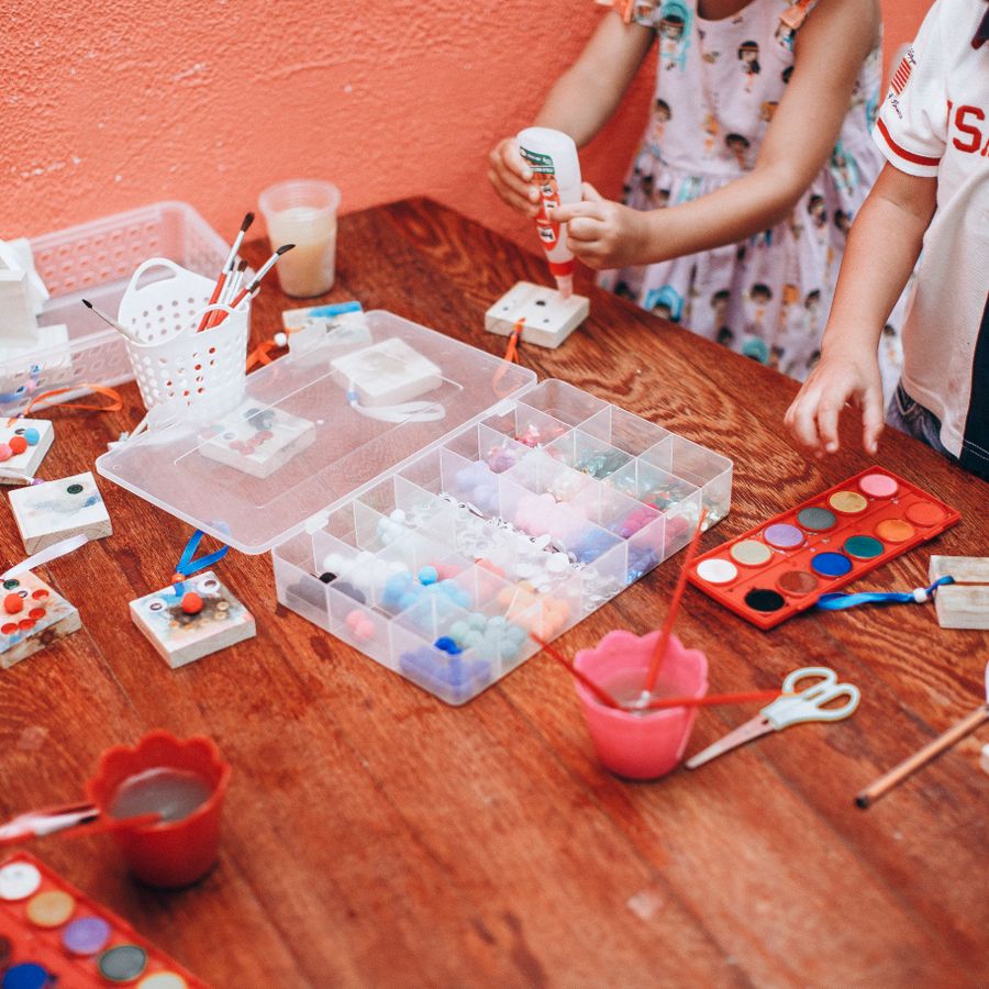 Atelier peinture : table de bricolage et pots de couleurs.