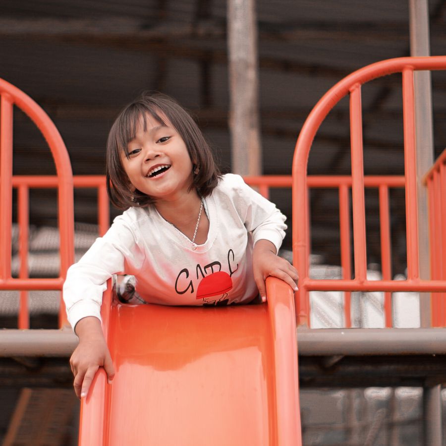 Un enfant s'amuse sur un grand toboggan.